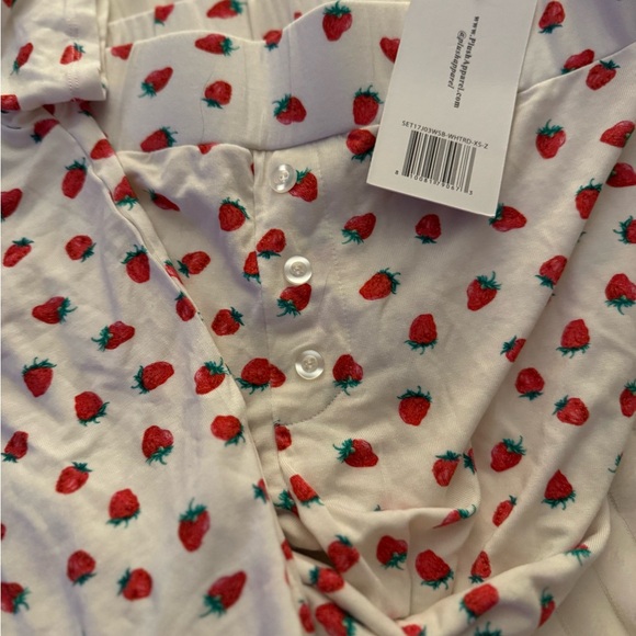 Plush-apparel 2 piece Strawberry pattern PJ Set w/ Matchingg Scrunchie- Size XS - Picture 5 of 6